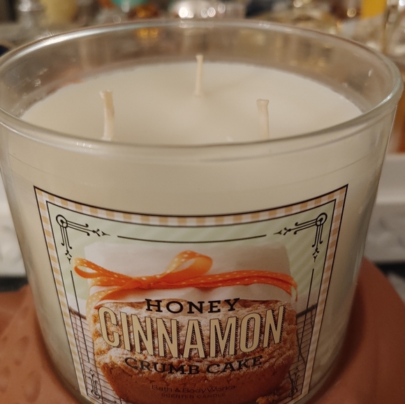 RARE/ HTF/ BATH & BODY WORKS 3 WICK CANDLE IN. HONEY CINNAMON  CRUMB CAKE - Picture 2 of 3